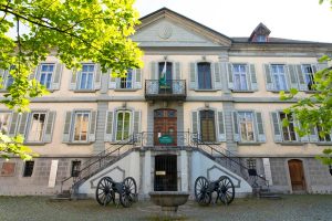 Lieu des cours en avant scène, à Vevey